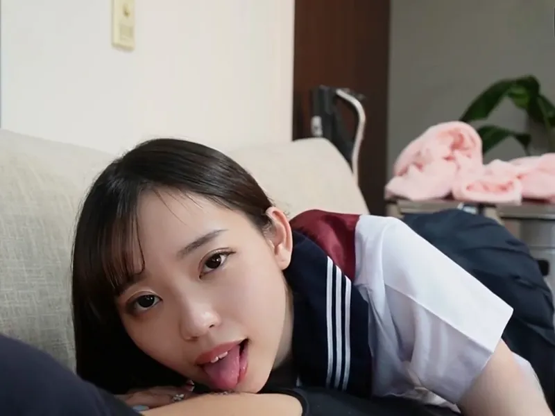 Nữ sinh ngây thơ bị tên ba cóc chọc củ khoải giả vào lồn